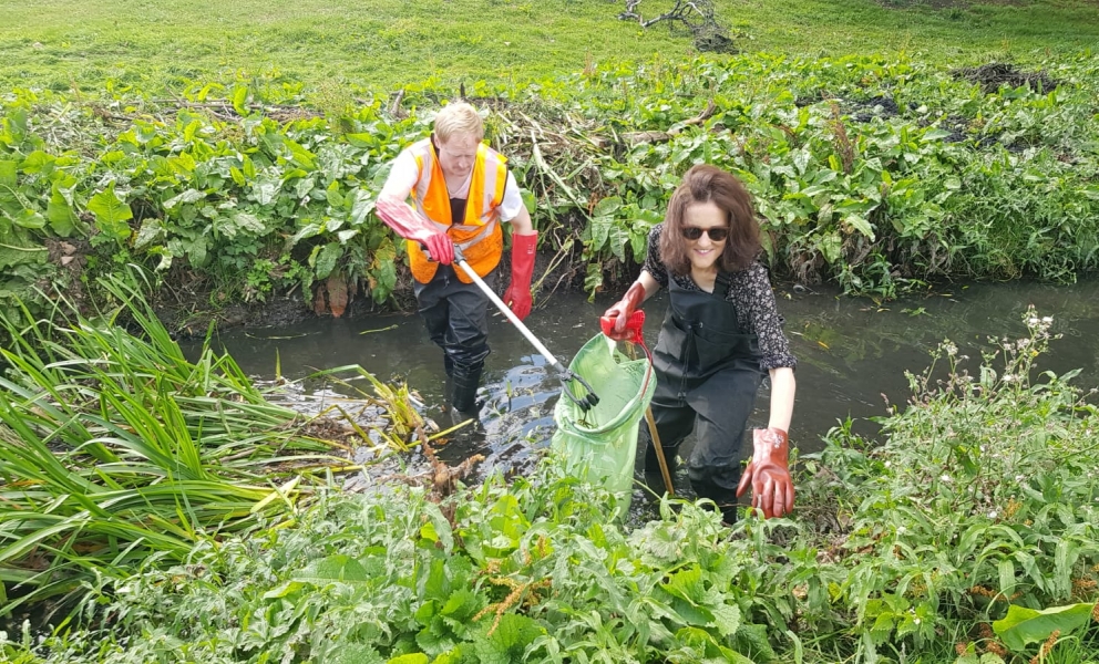Villiers helps clean up river