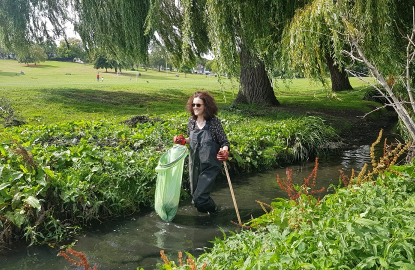Villiers takes part in clean up of local waterway
