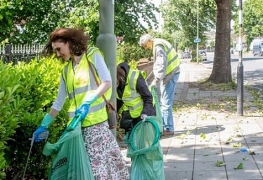 Theresa Villiers takes part in volunteer litter pick