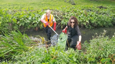 Villiers helps clean up river