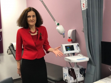 Villiers visits new Chase Farm Hospital