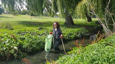 Villiers takes part in clean up of local waterway