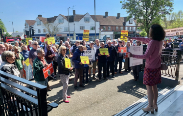 Theresa Villiers MP organises Ulez protest in New Barnet